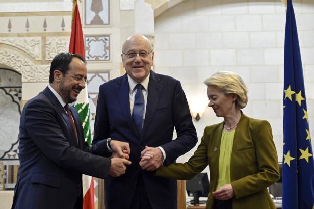Der libanesische Übergangs-Premierminister Najib Mikati (Mitte) schüttelt dem zyprischen Präsidenten Nikos Christodoulides (l.) und der Präsidentin der Europäischen Kommission Ursula von der Leyen (r.) in Beirut die Hand, 02. Mai 2024.