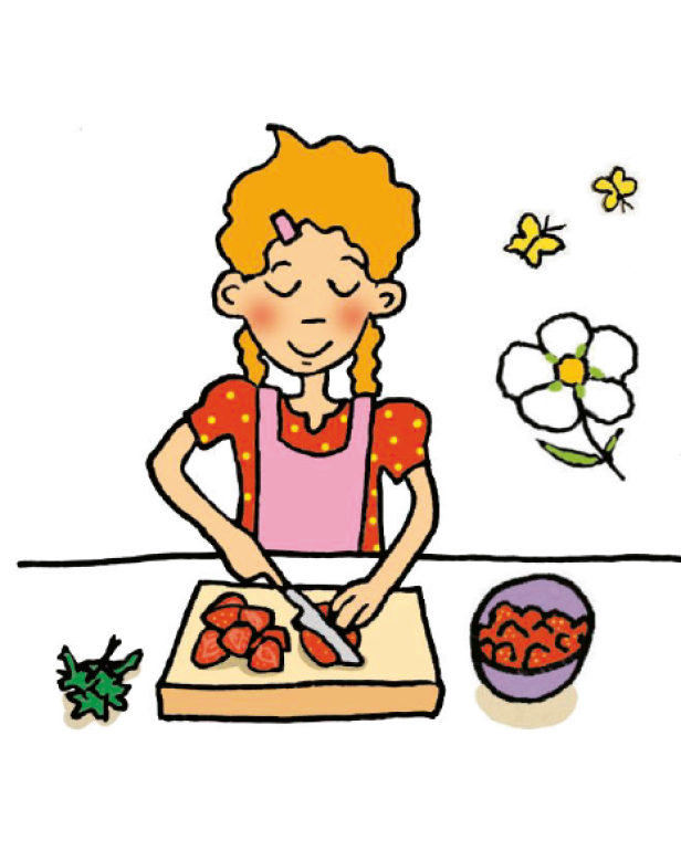 Ein Mädchen mit Zöpfen schneidet Erdbeeren auf einem Schneidebrett.