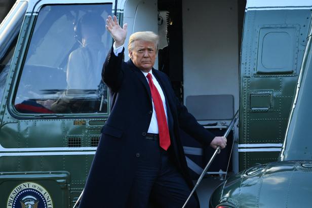 Ob wie hier vorm Abflug mit dem Hubschrauber oder im Gerichtssaal: Trump winkt oft.