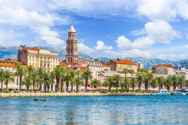 Die Uferpromenade von Split in Kroatien mit dem Glockenturm des Diokletianpalastes.