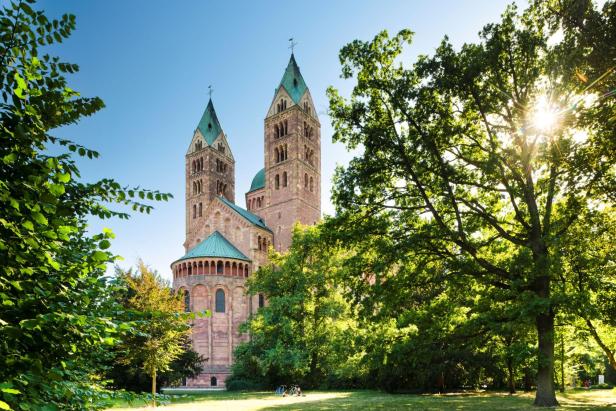 Dom zu Speyer im Grünen.