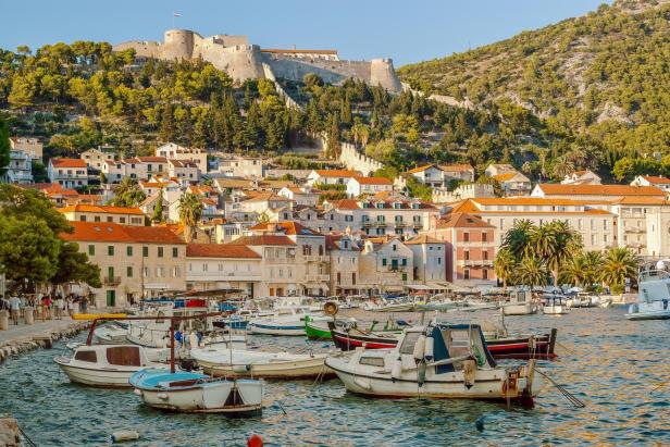 Blick auf die Stadt Hvar in Kroatien mit der Festung Španjola im Hintergrund.