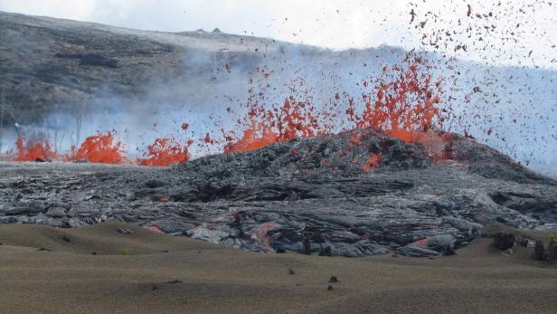 Ein Vulkanausbruch schleudert Lava in die Luft.