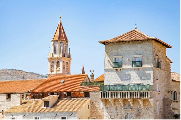 Die Skyline von Trogir, Kroatien, mit dem markanten Glockenturm der Kathedrale im Vordergrund.