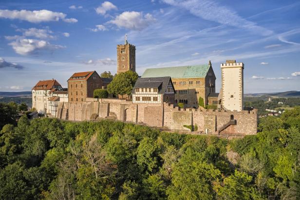 Mittelalterliche Burg thront majestätisch auf Hügel.