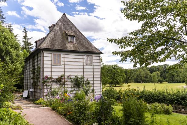 Gartenhaus in grüner Idylle.