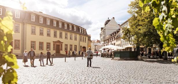 Altstadt mit Kopfsteinpflaster bei Sonnenschein.