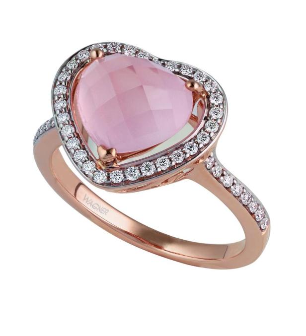 Ein roségoldener Ring mit einem herzförmigen, rosa Stein und Diamanten von Wagner.