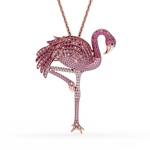 Eine Halskette mit einem Anhänger in Form eines rosa Flamingos, der mit Edelsteinen besetzt ist.