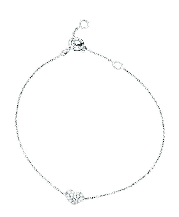 Ein zierliches, silbernes Armband mit einem herzförmigen Anhänger aus kleinen Diamanten.