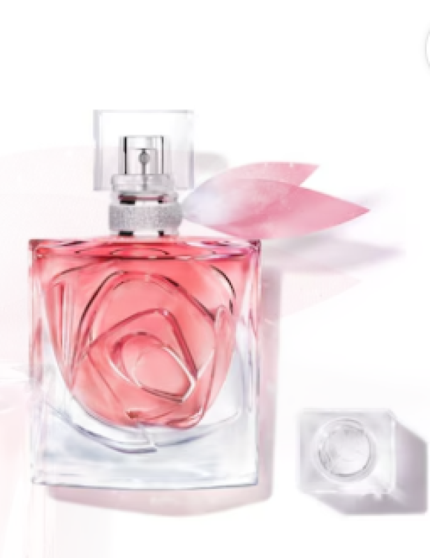 Ein Flakon des Parfüms „La Vie Est Belle“ von Lancôme mit rosa Flüssigkeit und einer Schleife.