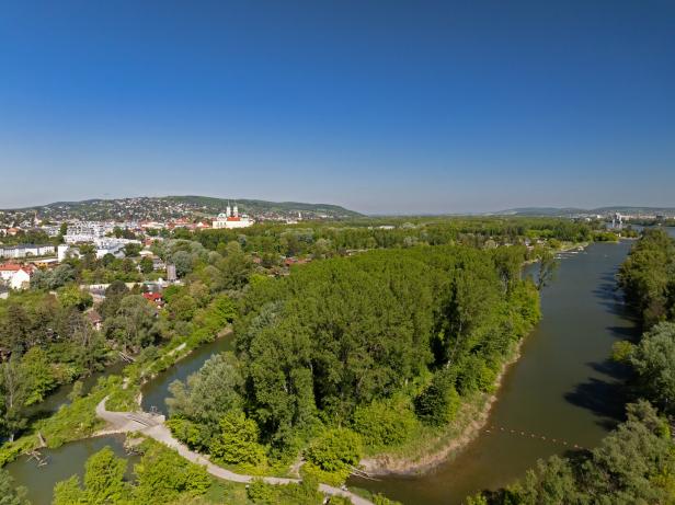 Blick auf Klosterneuburg und die Donau