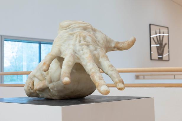Skluptur einer überdimensional großen Hand, die einen Schädel zerdrückt, in der Albertina Klosterneuburg