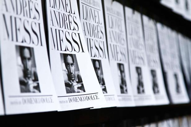 Eine Reihe von Schwarz-Weiß-Porträts von Lionel Andrés Messi, fotografiert von Domenico Dolce.
