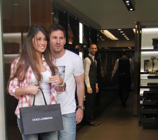 Lionel Messi und seine Frau Antonela Roccuzzo verlassen ein Dolce & Gabbana Geschäft.