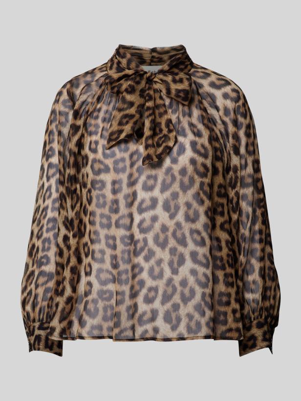 Eine transparente Bluse mit Leopardenmuster und einer Schleife am Kragen.