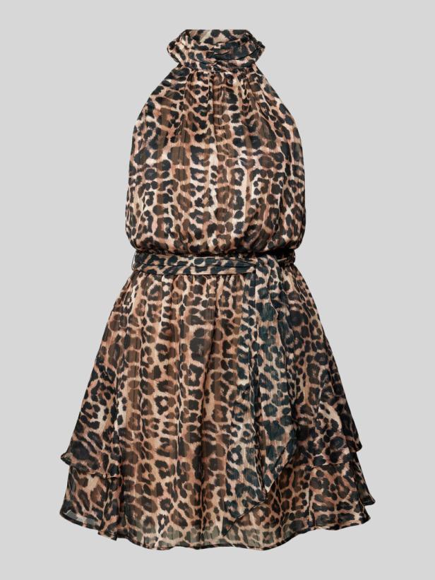 Ein ärmelloses, knielanges Kleid mit Leopardenmuster und Gürtel.