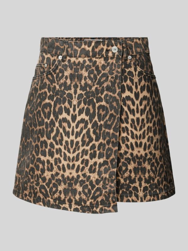 Ein kurzer Jeansrock mit Leopardenmuster.