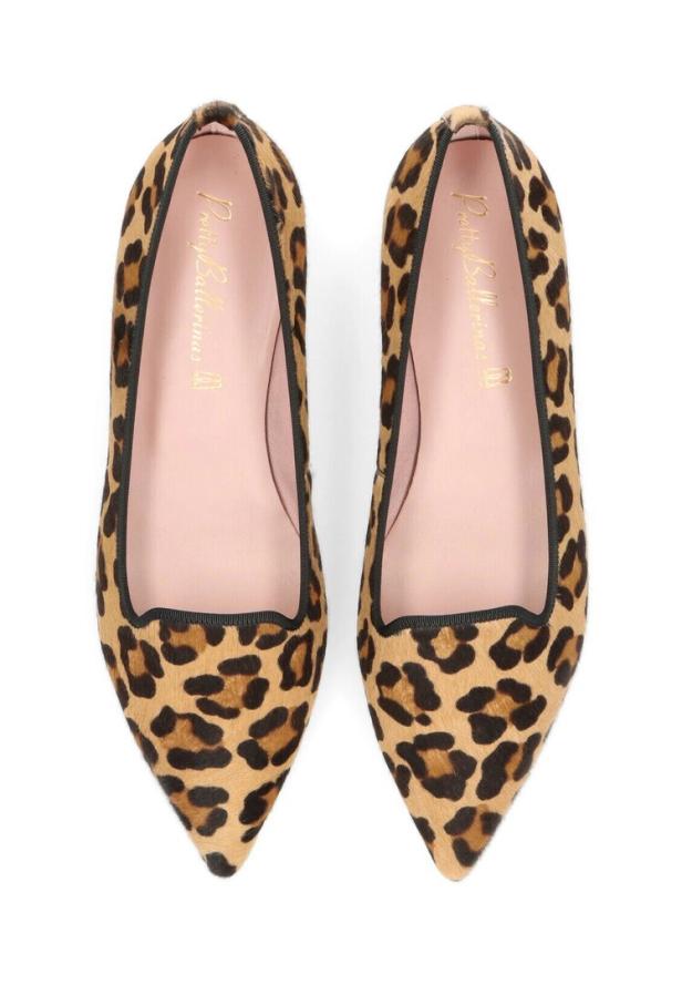 Ein Paar spitz zulaufende Ballerinas mit Leopardenmuster von Pretty Ballerinas.