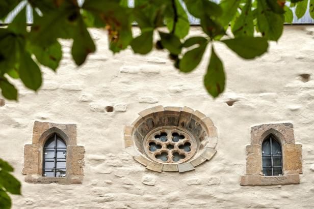 Außenansicht der Alten Synagoge in Erfurt, Rosettenfenster.