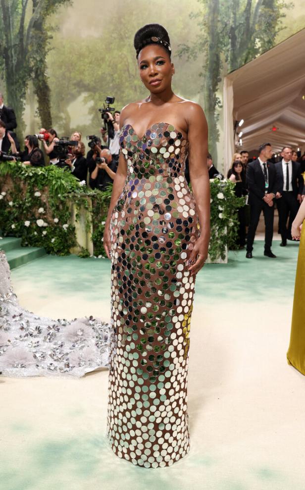 Venus Williams trägt ein bodenlanges Kleid mit Spiegelapplikationen.