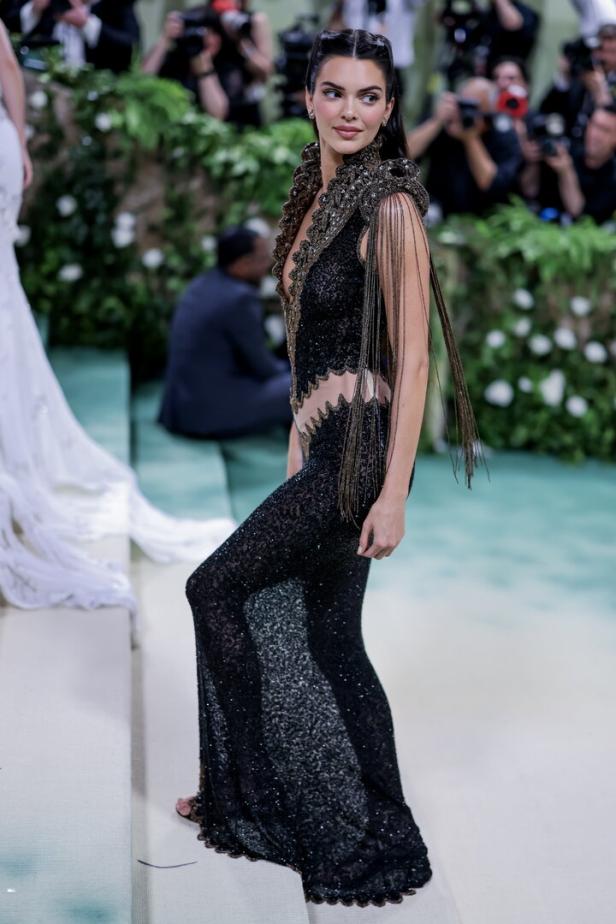 Kendall Jenner in einem schwarzen, paillettenbesetzten Kleid auf dem Laufsteg.