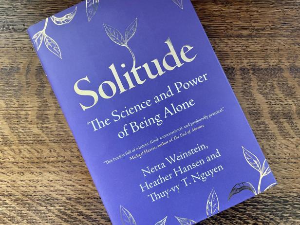 Das Buch „Solitude: The Science and Power of Being Alone“ von Netta Weinstein, Heather Hansen und Thuy-vy T. Nguyen.