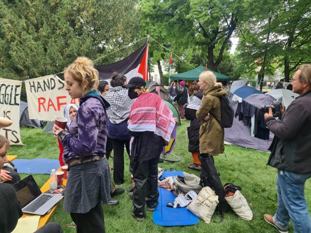Pro-Palästina-Protestcamp in Wien bleibt - trotz herber Kritik