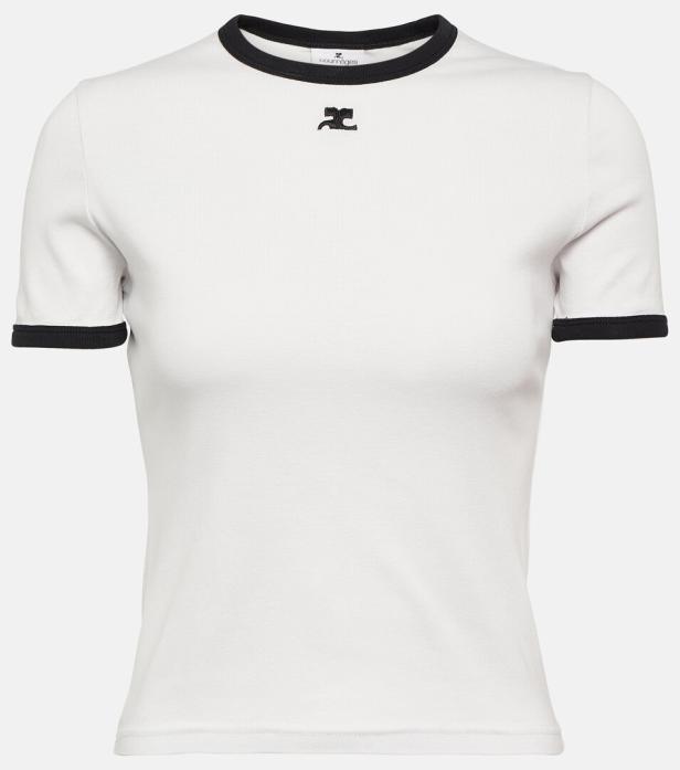 Ein weißes T-Shirt mit schwarzen Bündchen und einem kleinen Logo auf der Brust.