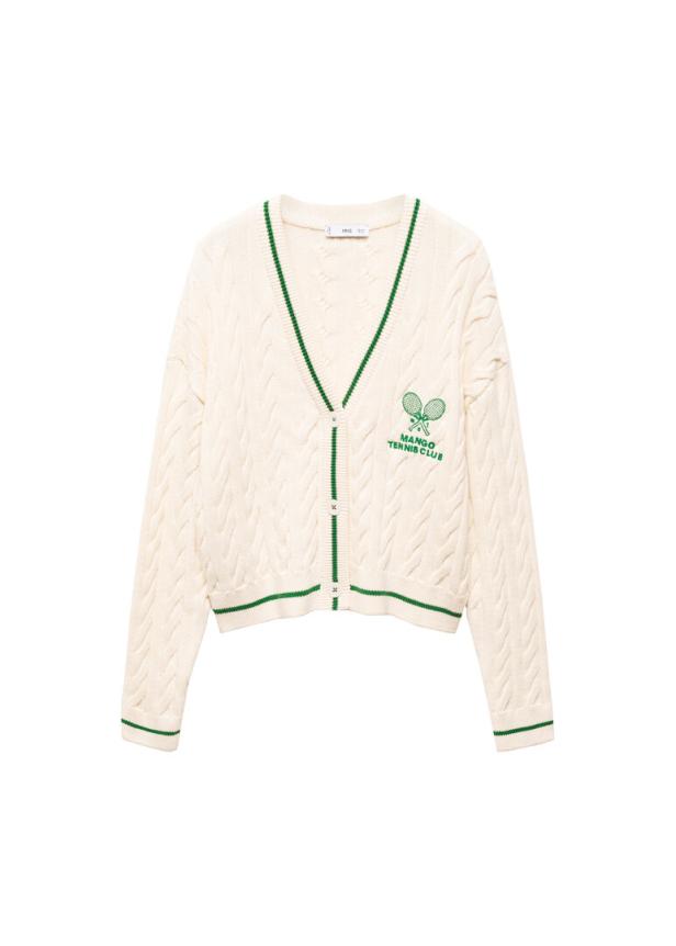 Eine cremefarbene Strickjacke mit Zopfmuster und grünem Saum sowie einem „Mango Tennis Club“-Logo.