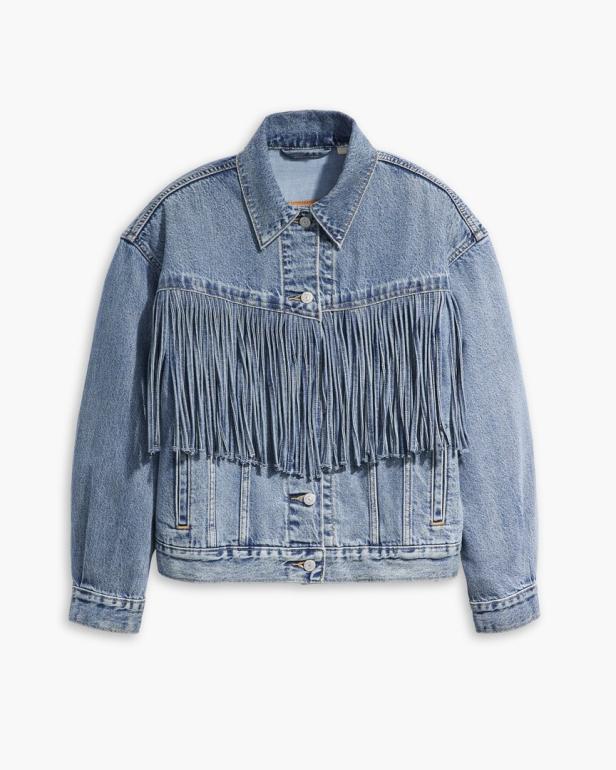 Eine hellblaue Jeansjacke mit Fransen auf der Brustpartie.
