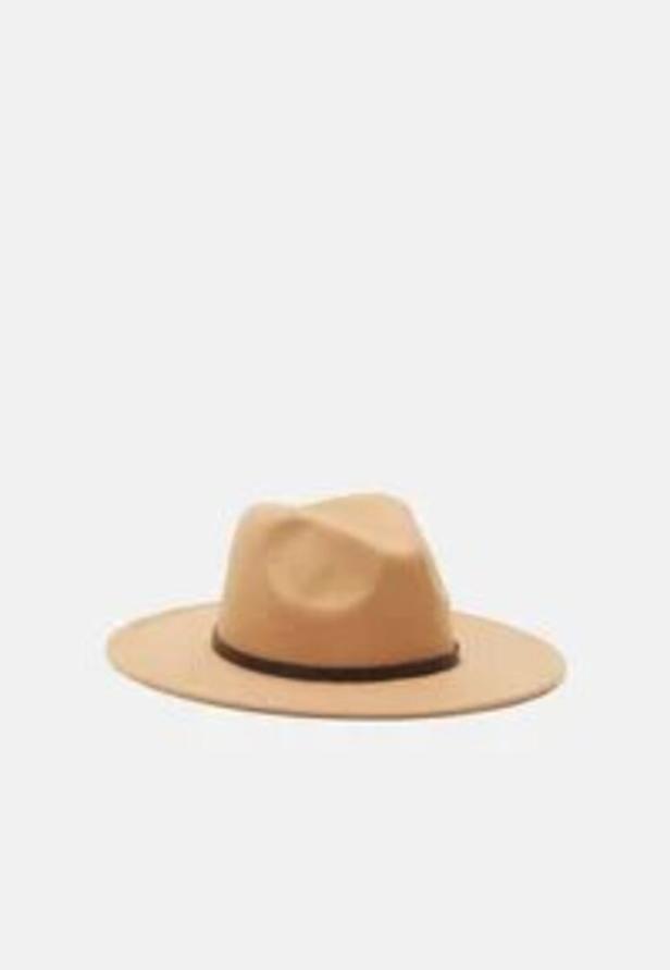 Ein beiger Fedora-Hut mit einem braunen Hutband.