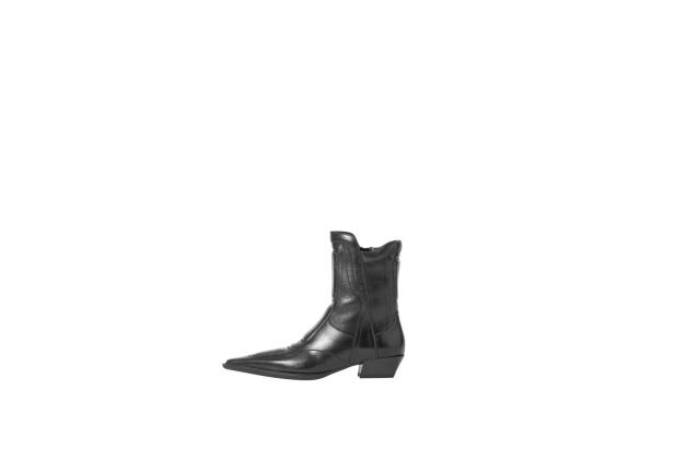 Ein einzelner schwarzer Lederstiefel mit Absatz steht vor einem weißen Hintergrund.