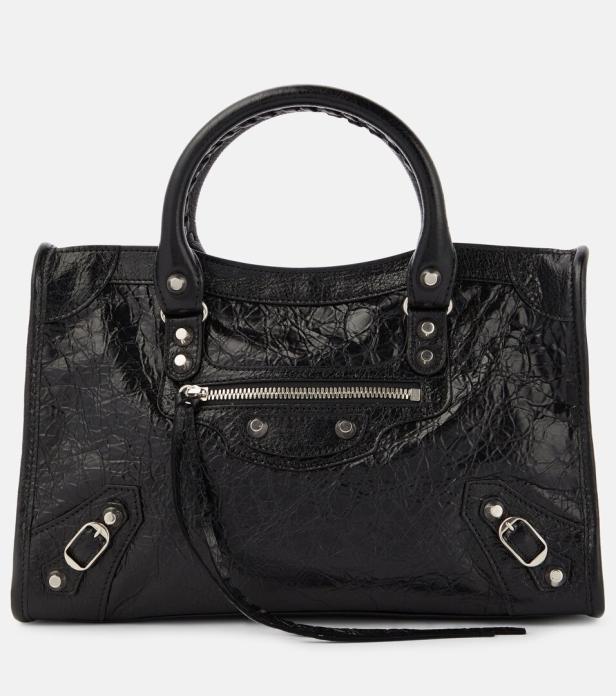 Eine schwarze Balenciaga Handtasche mit silbernen Details.