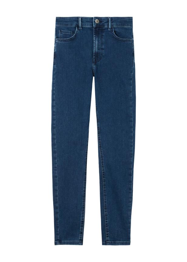 Eine blaue Jeanshose vor einem weißen Hintergrund.
