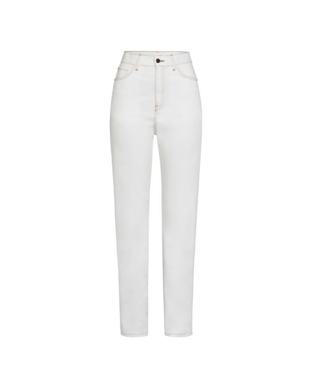 Eine weiße Jeanshose vor einem weißen Hintergrund.