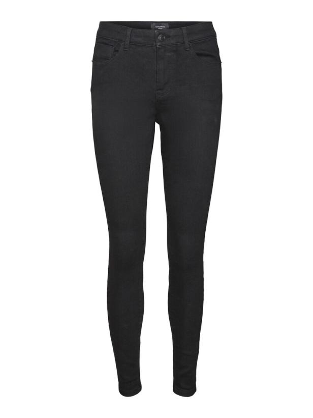 Eine schwarze, eng anliegende Jeanshose vor einem weißen Hintergrund.