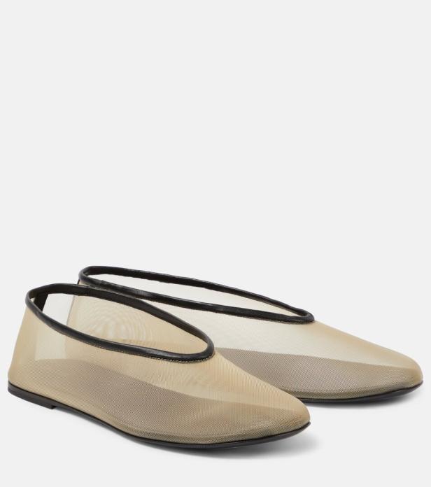 Zwei beigefarbene, transparente Mesh-Ballerinas mit schwarzem Lederbesatz stehen auf einem weißen Hintergrund.