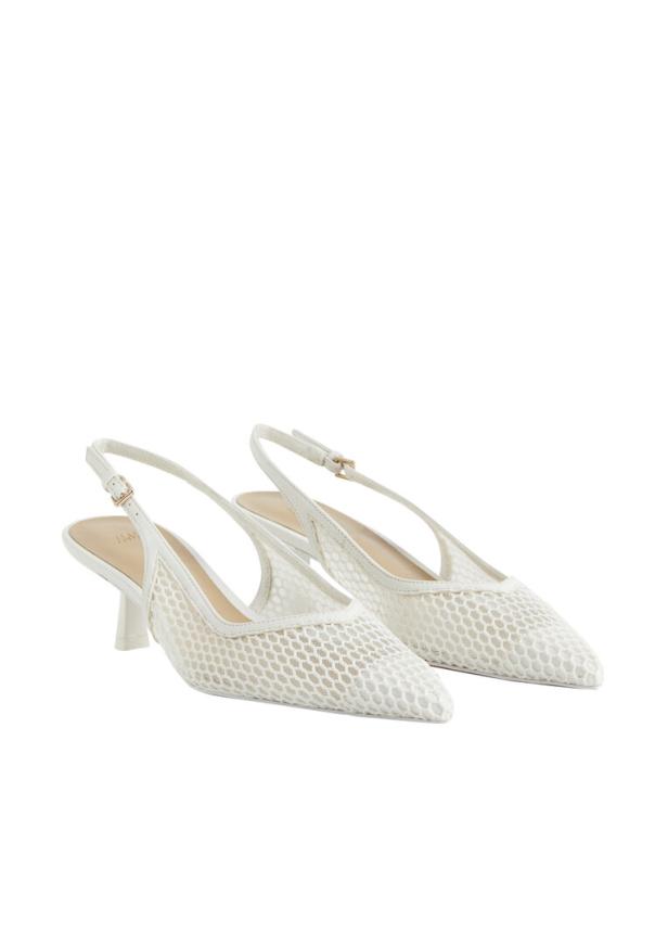 Zwei weiße Slingpumps mit Absatz und Netzmuster stehen auf einem weißen Hintergrund.