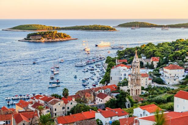 Blick auf Hvar, Kroatien, mit Booten im Hafen und Inseln im Hintergrund.