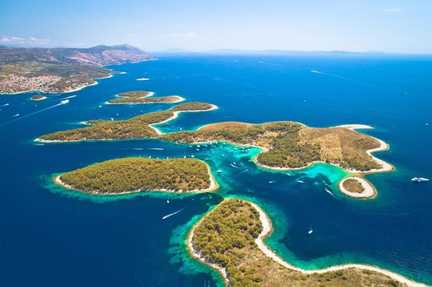 Luftaufnahme der Paklinski-Inseln in Kroatien mit blauem Wasser und grünen Inseln.