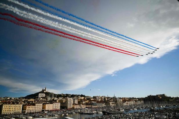 Große Show: Das Olympische Feuer ist in Frankreich angekommen