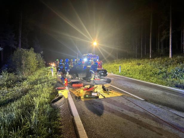 Pkw mit vier Jugendlichen krachte in NÖ in anderen Wagen: Drei Verletzte