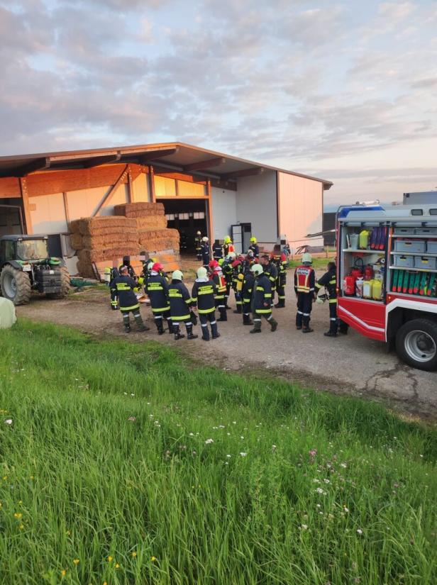 NÖ: Schwelbrand in Stall sorgte für Großeinsatz der Feuerwehren