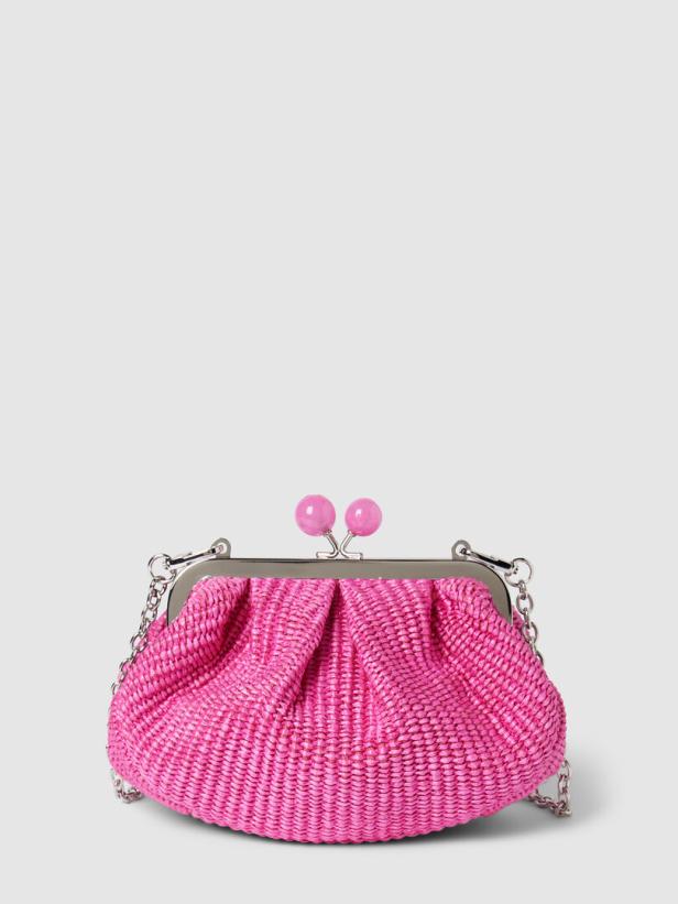 Eine kleine, pinkfarbene Handtasche mit silberfarbenem Verschluss und Kette.