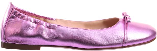 Ein rosafarbener Ballerina-Schuh mit einer Schleife verziert.