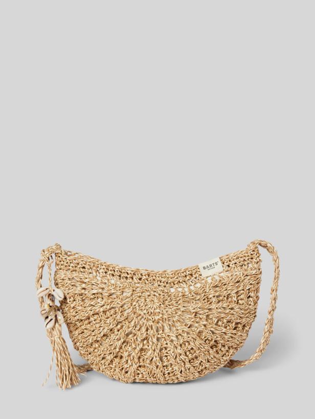 Eine gehäkelte, halbmondförmige Tasche mit Muscheldetails und dem „Barts“-Logo.