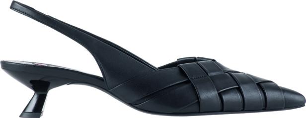 Ein schwarzer Slingpumps mit geflochtenem Obermaterial und kleinem Absatz.