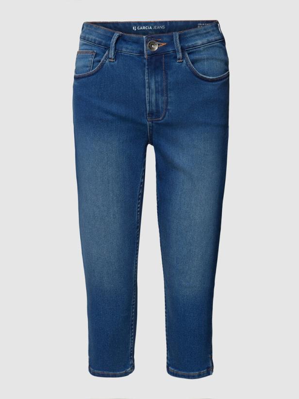 Eine blaue Jeans der Marke Garcia Jeans vor einem neutralen Hintergrund.