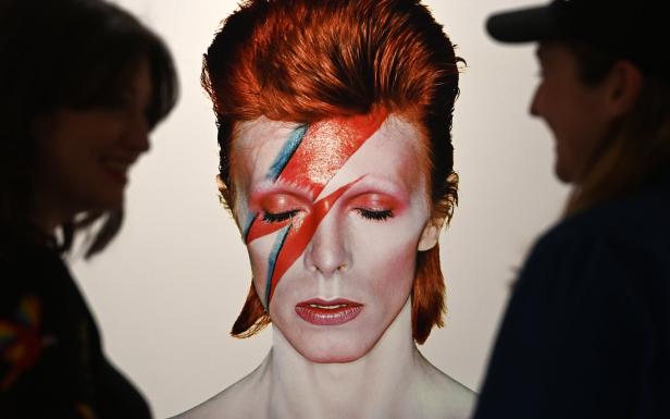 Ein Porträt von David Bowie mit dem ikonischen Blitz-Make-up im Gesicht.